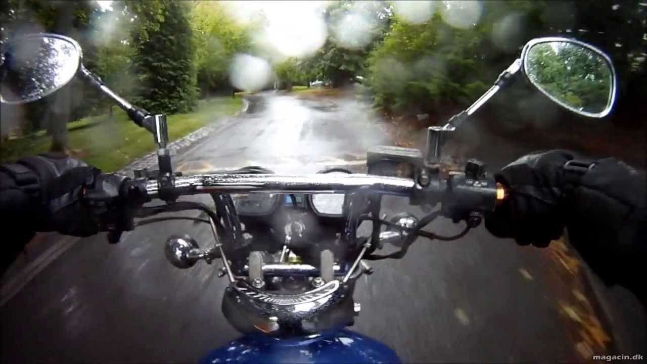 Dygtigere og gladere motorcyklist i regnen