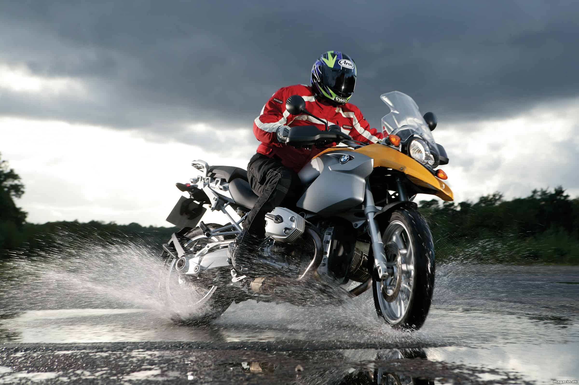 Dygtigere og gladere motorcyklist i regnen