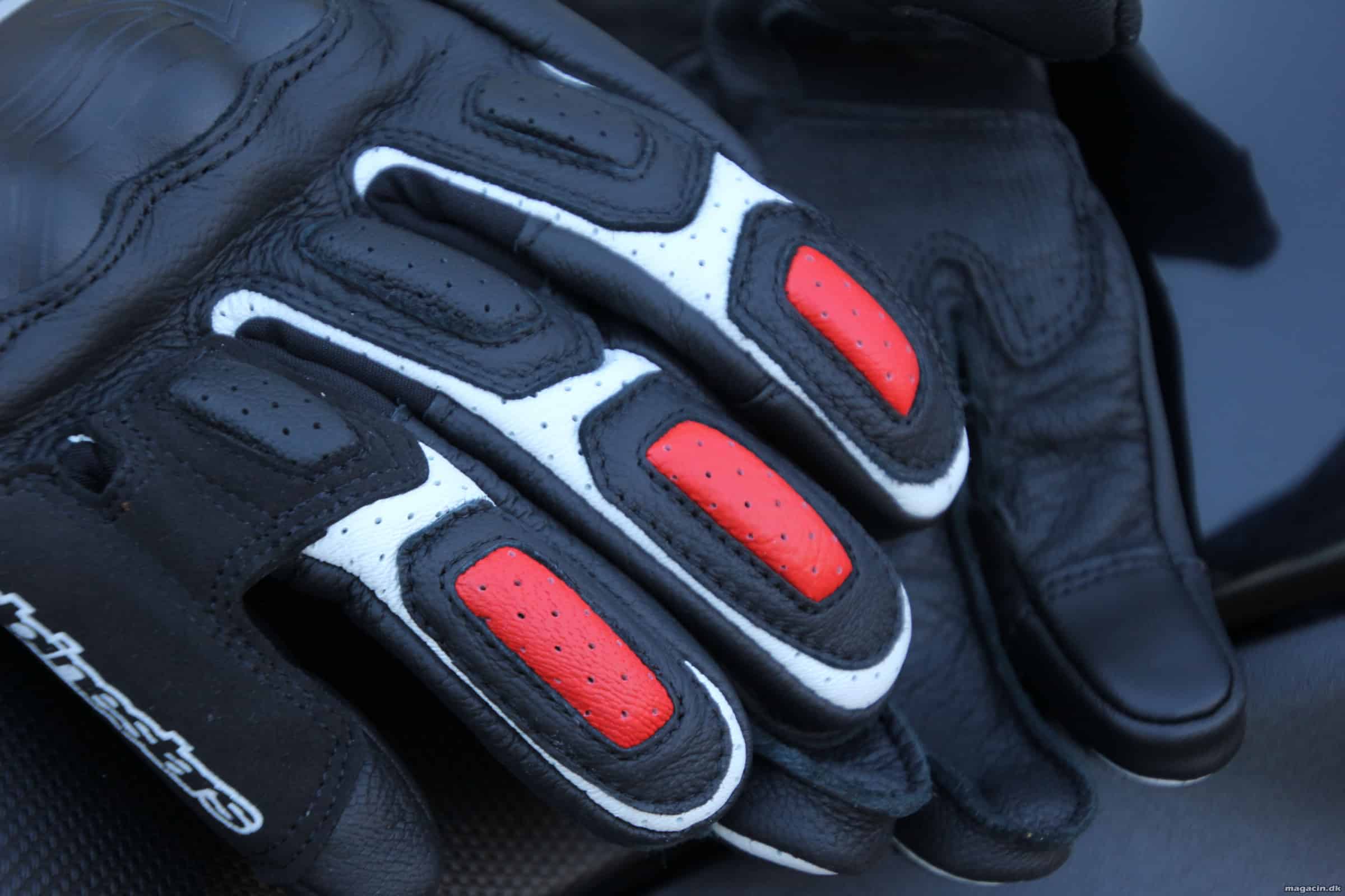 Test af MC handsker: Alpinestars SP-8 V2 - En og handske