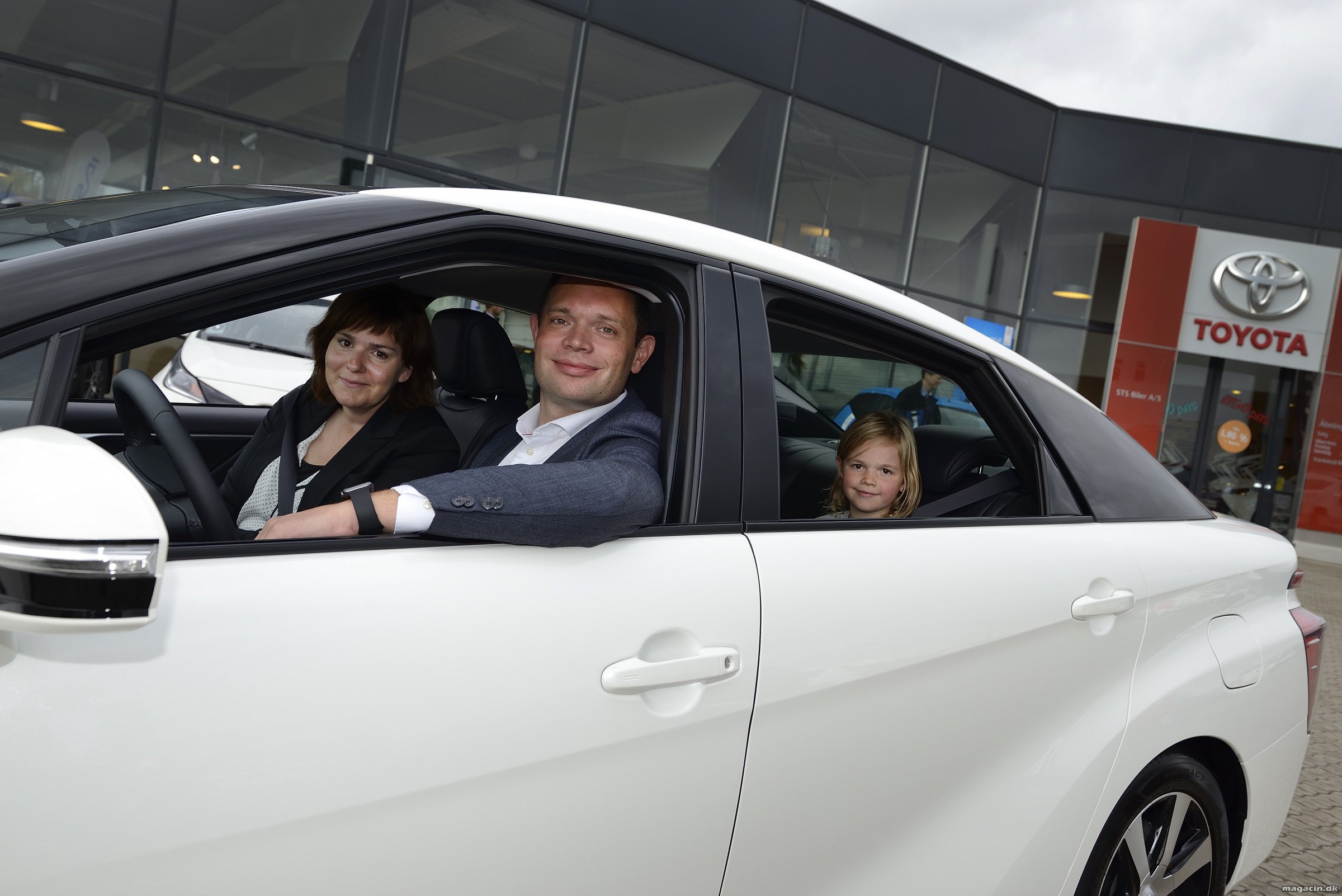 Første danske kunde får sin Toyota Mirai brintbil