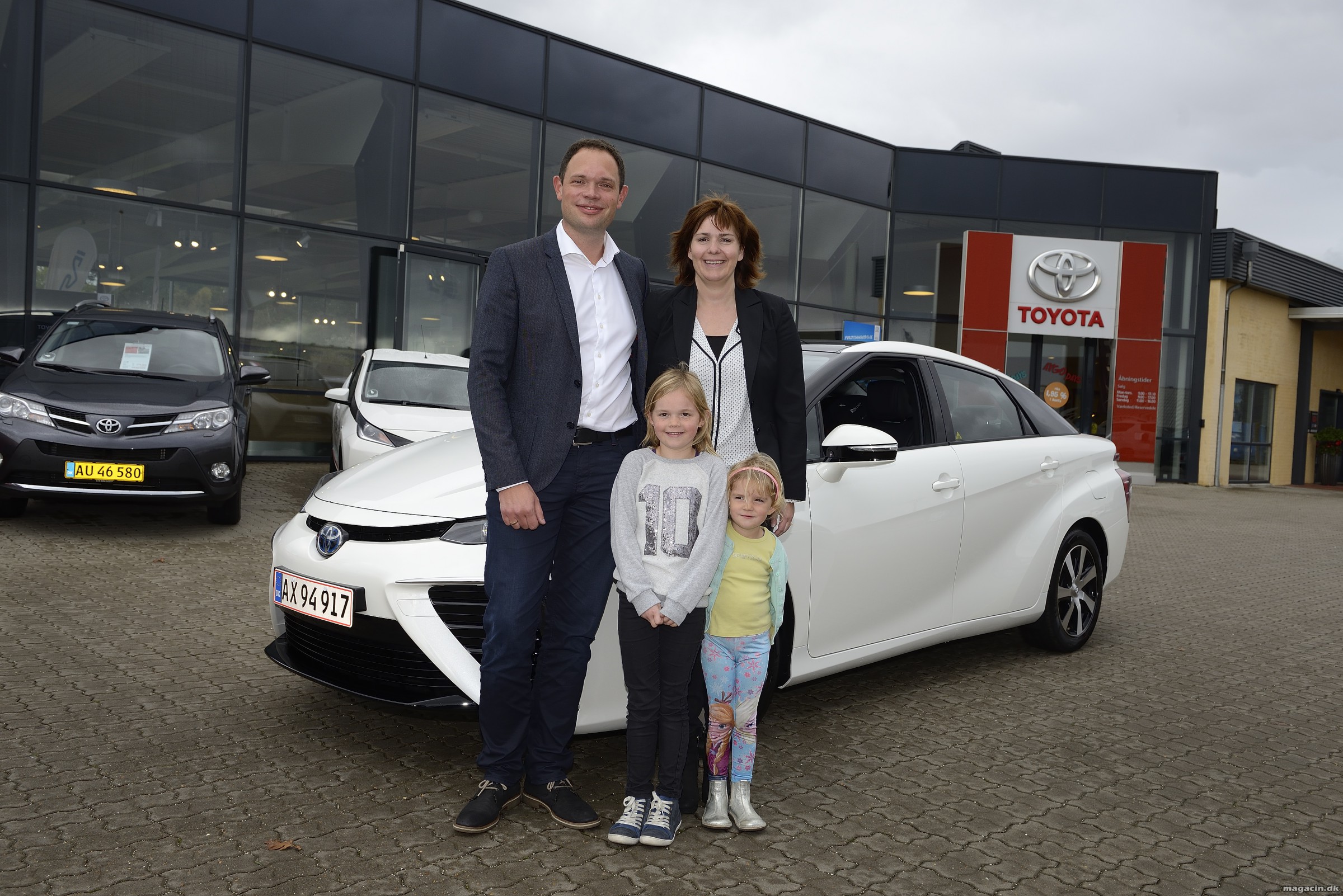 Første danske kunde får sin Toyota Mirai brintbil