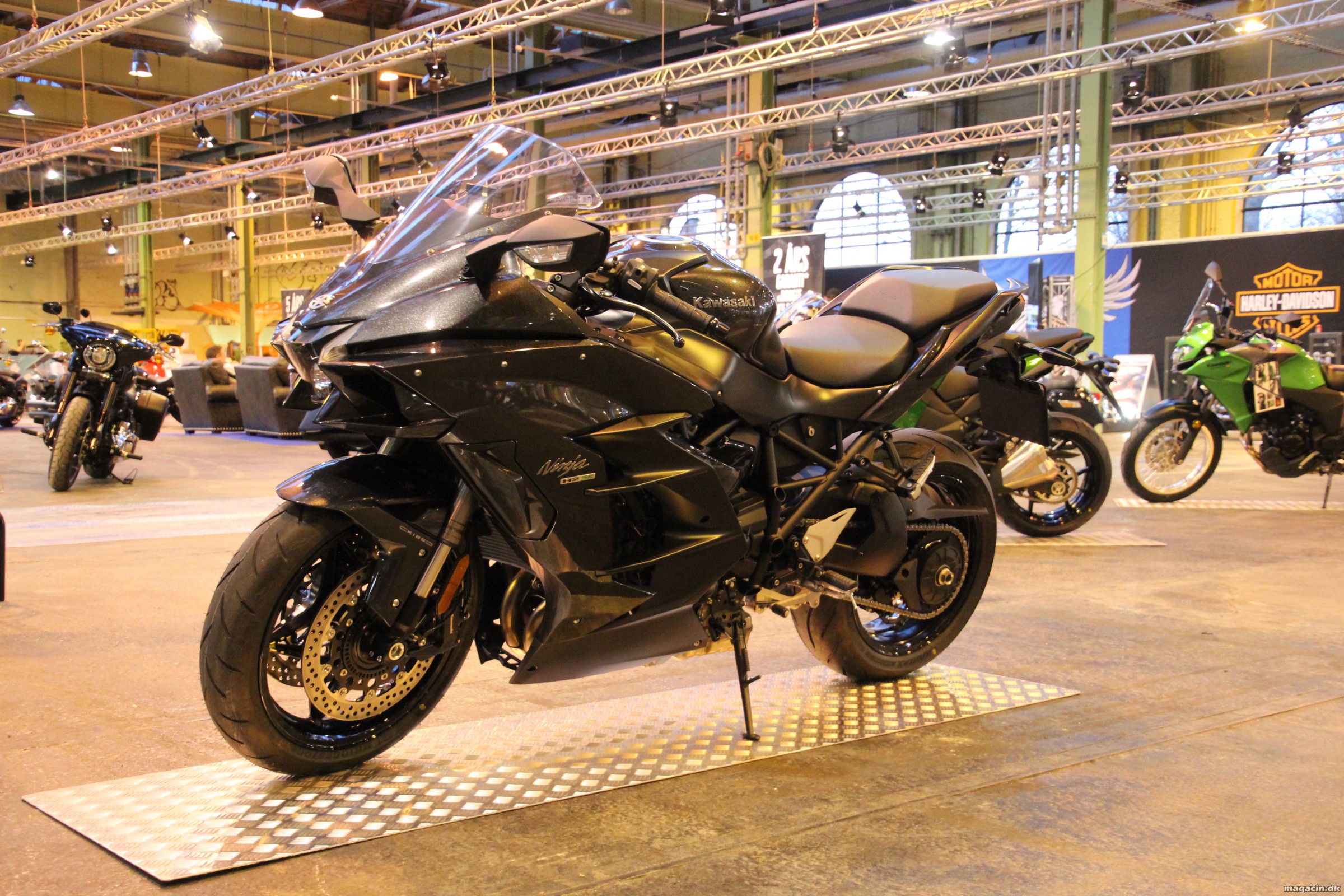 Motorcykeludstillingen tager form
