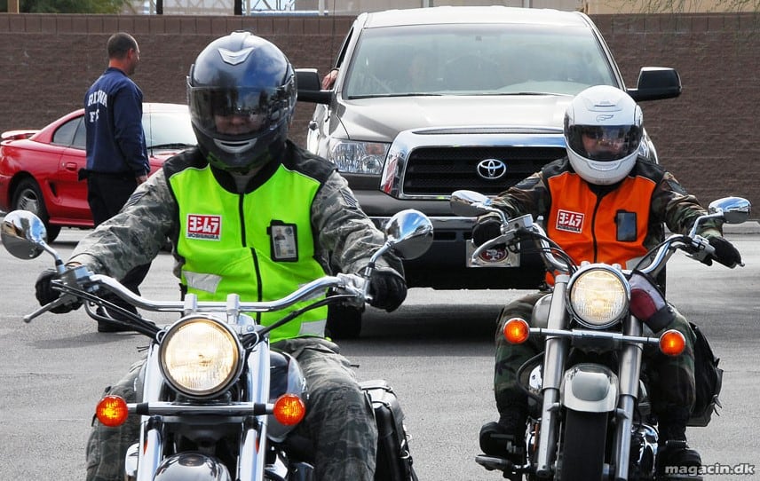 Motorcyklister med pangfarver ses bedre