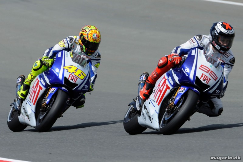 Rossi og Lorenzo med airbag