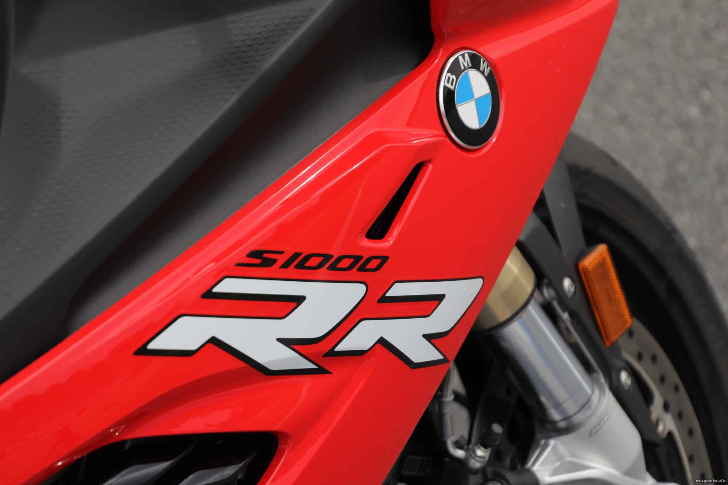 Test: 2019 BMW S1000RR – Pænere, skarpere og råstærk