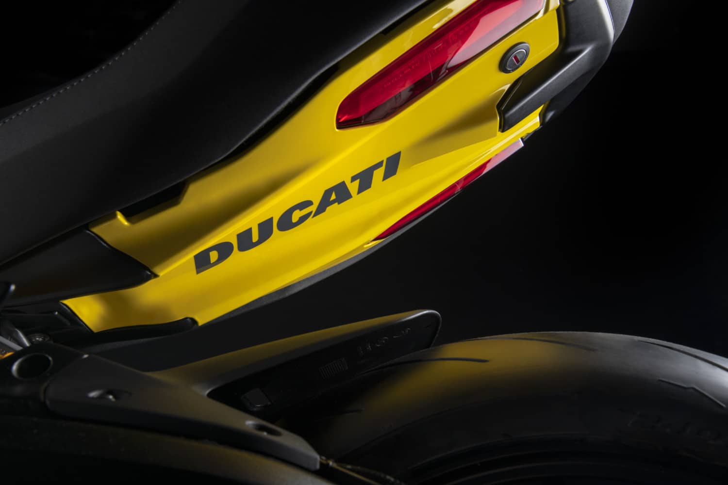 MY22_Ducati_Diavel_1260_S_01 _34__UC293410_High