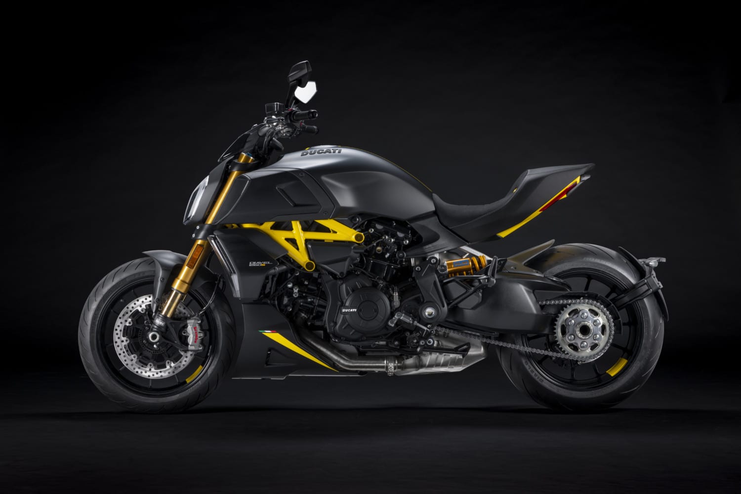 MY22_Ducati_Diavel_1260_S_01 _3__UC293429_High