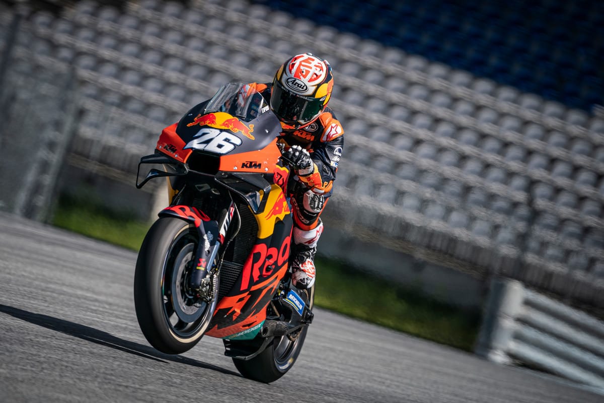 Dani Pedrosa trækker i læderet for at køre MotoGP