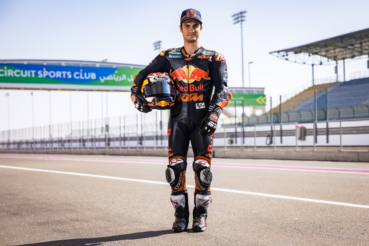 Dani Pedrosa trækker i læderet for at køre MotoGP