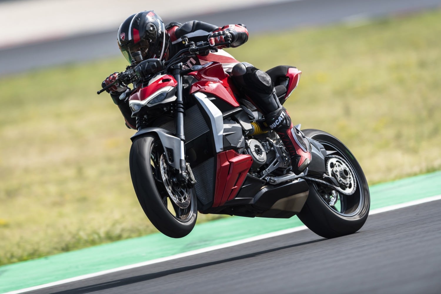 A new fighter in town: Ducati Streetfighter V2 + bonus