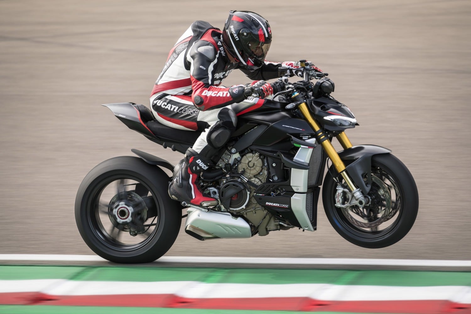A new fighter in town: Ducati Streetfighter V2 + bonus