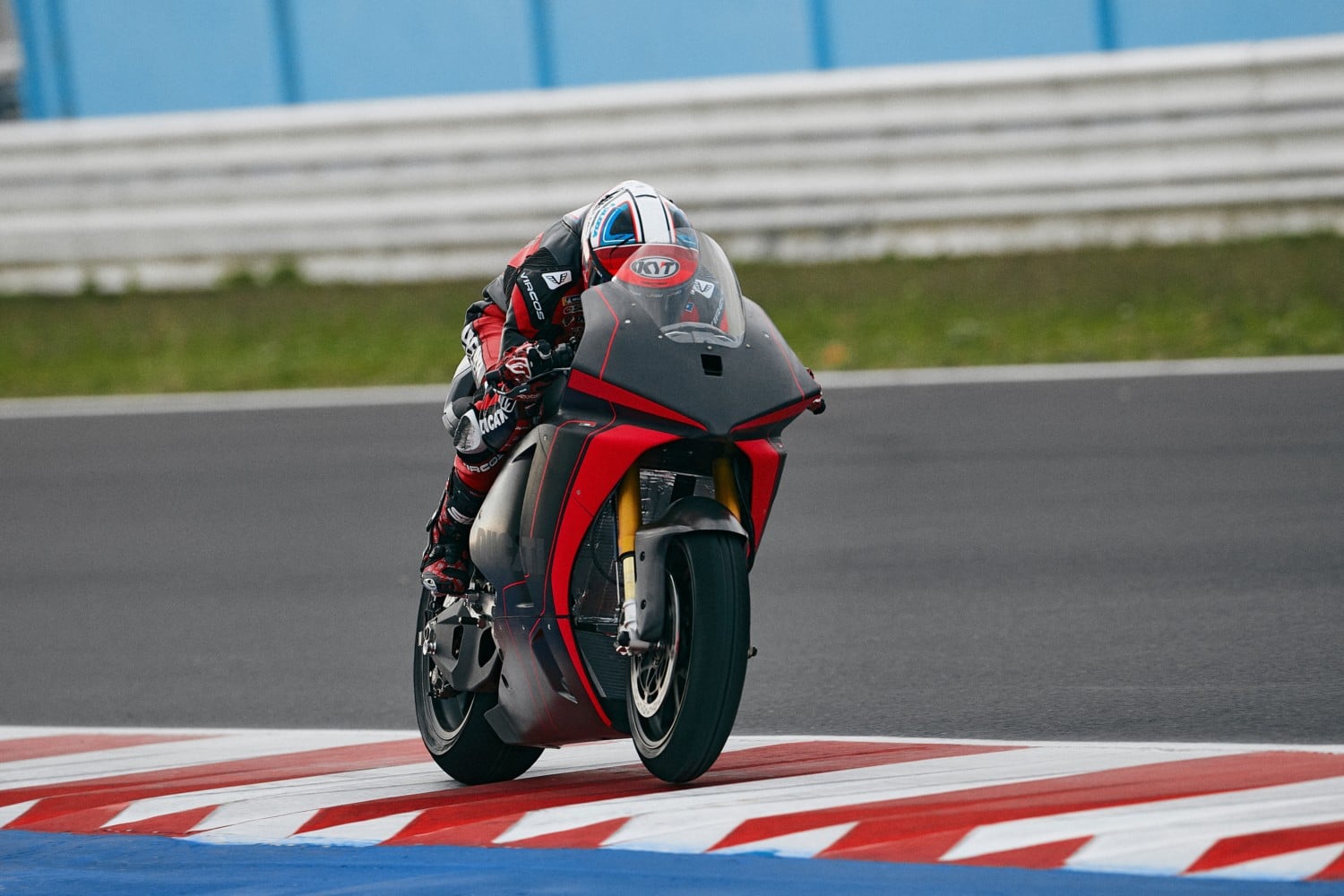 Ducati’s første elektriske motorcykel fyres af