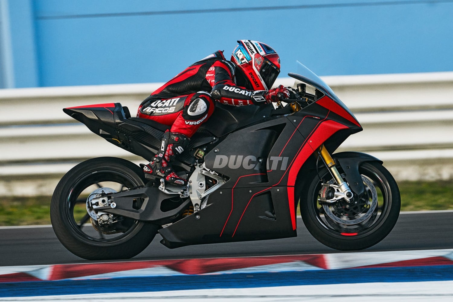 Ducati’s første elektriske motorcykel fyres af