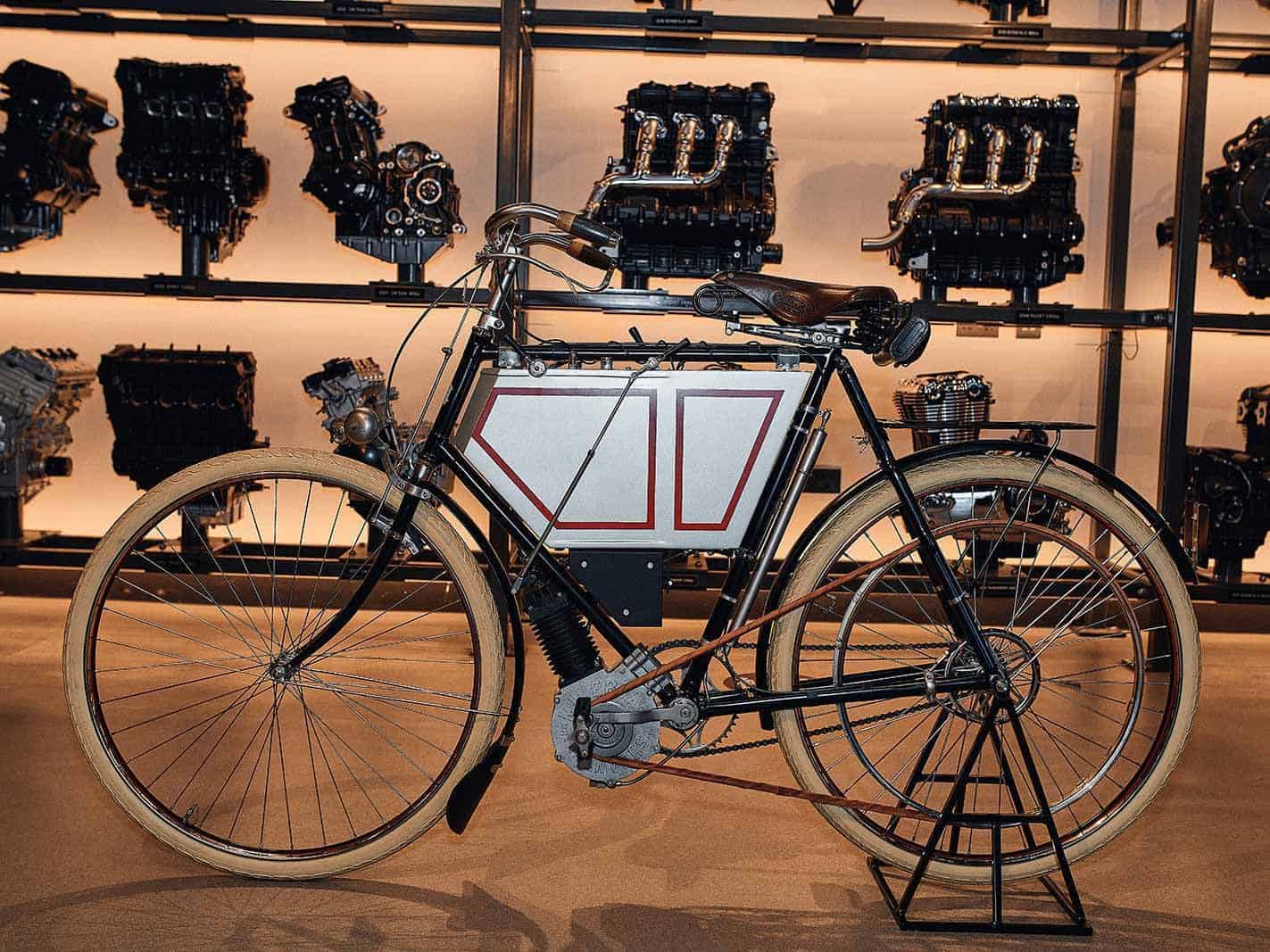 Den aller første Triumph motorcykel fra 1901 udstilles